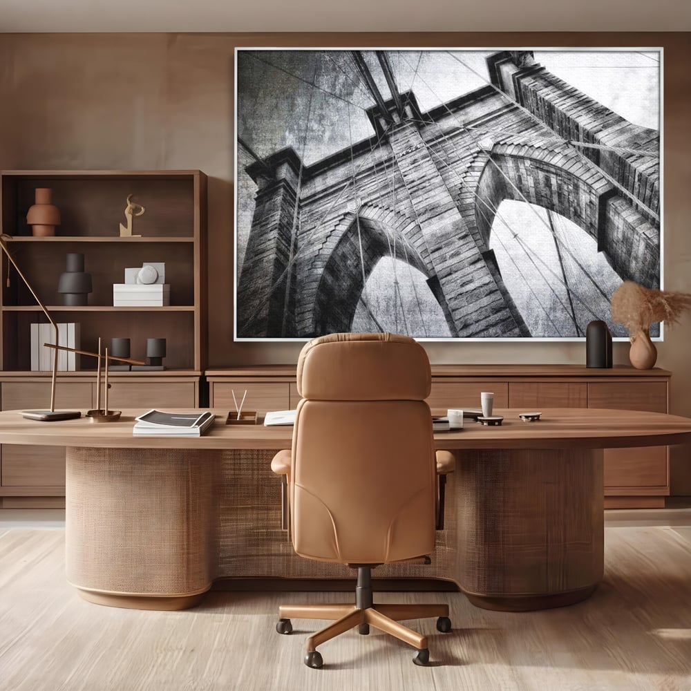 Tablou canvas cu tablou canvas cu podul brooklyn, in rama de aluminiu argintiu, pe perete intr-un birou
